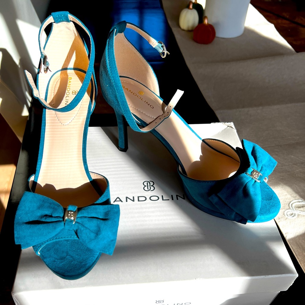 Bandolino teal heeled sandals size 9, never worn